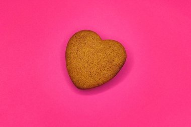 Kalp kırmızı zemin üzerine kurabiye şeklinde. Ahşap arka plan karşı tavır Sevgililer günü kurabiyeleri