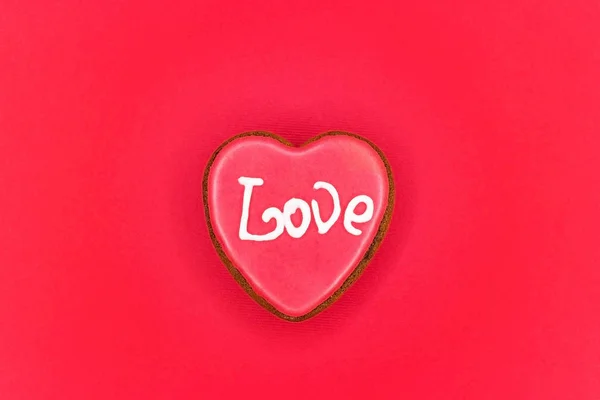 ハート型の赤い背景の上のクッキー 木製の背景に対してスタンドのバレンタイン クッキー — ストック写真