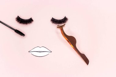 promosyon için çerçeve üzerinde ruj, araçları, göz kalemi, üzerinde allık, göz farı ve pembe Tema içinde toz kozmetik makyaj