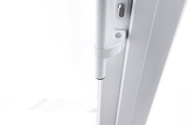 Beyaz plastik kapılar büyük kulplu