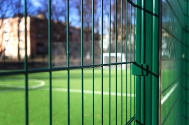 minifootball yeşil çit kafes oynamak için çim alan