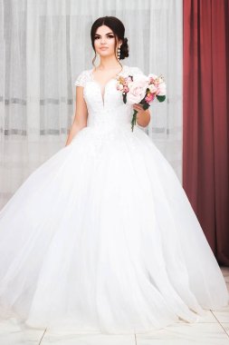 Muhteşem bir elbiseyle gelin. Beyaz güzel kız.