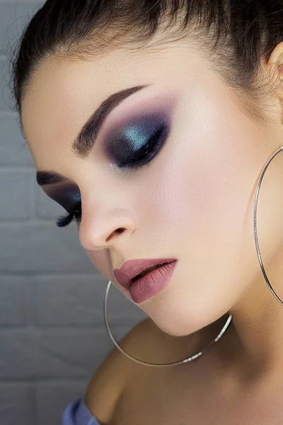 Chytrý make-up pro brunety. Portrét. Červené rty, dokonalé obočí. Tvář krásy dívky izolovaná na tmavém pozadí — Stock fotografie