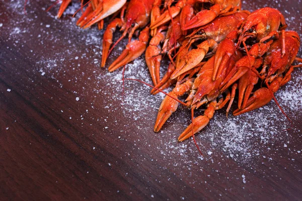 Cangrejo de río cocido hervido listo para comer sobre fondo negro . —  Fotos de Stock