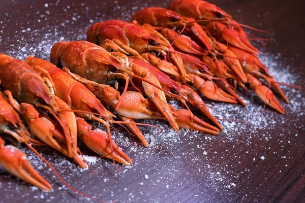 Cangrejos de río rojos sazonados con cerveza, cangrejos de río cocidos en un plato de hierro . —  Fotos de Stock