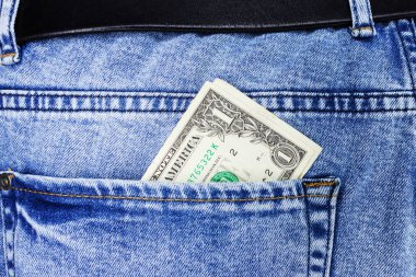 Mavi jean cebinden çıkmış dolarlık banknot