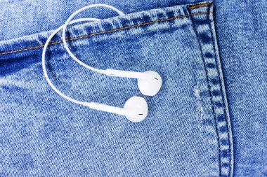Kot pantolonun arka cebinde kulaklıklar var. Reklam için Alan Arkaplanını Kopyala