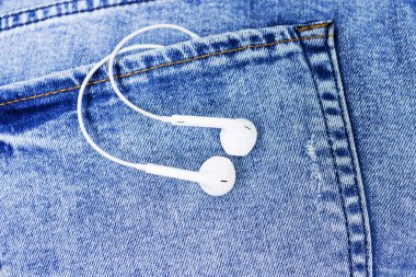 Kot pantolonun arka cebinde kulaklıklar var. Reklam için Alan Arkaplanını Kopyala