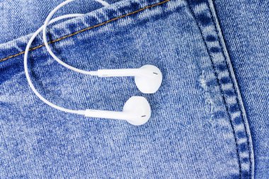 Kot pantolonun arka cebinde kulaklıklar var. Reklam için Alan Arkaplanını Kopyala