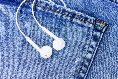 Kot pantolonun arka cebinde kulaklıklar var. Reklam için Alan Arkaplanını Kopyala