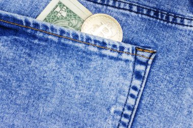 Altın Bitcoin yüz dolar faturaları üzerinde. Yakın çekim, makro çekim.