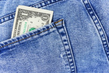 Mavi jean cebinden çıkmış dolarlık banknot