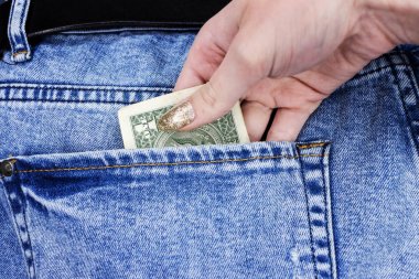 Bize dolar cebinde görülebilir. bir kot denim cebinden yapışmasını 100 dolarlık banknotlar. Yüz dolarlık banknotlar. Cebinizde para. İş kavramı Satım. Servet pantolon içinde. İyi şanslar gülümseme.