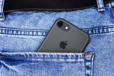 Yıpranmış kot bir cebinde Apple iphone