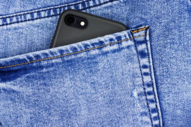 Mavi kot arka cebinde Akıllı telefon