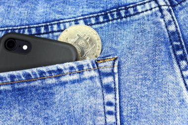 Mobil para veya blockchain teknolojisi veya fintech kullanarak güvenli bir şekilde online ödemeler yapmak için bir cep telefonu kullanımı göstermek için el akıllı telefon uygulaması ortaya çıkan Bitcoins