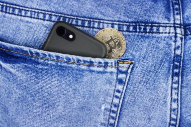 Mobil para veya blockchain teknolojisi veya fintech kullanarak güvenli bir şekilde online ödemeler yapmak için bir cep telefonu kullanımı göstermek için el akıllı telefon uygulaması ortaya çıkan Bitcoins
