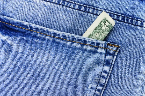 Dollarschein ragt aus einer blauen Jeanstasche — Stockfoto