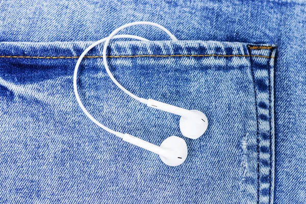 Kot pantolonun arka cebinde kulaklıklar var. Reklam için Alan Arkaplanını Kopyala