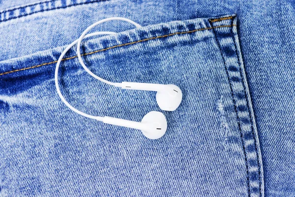 Kot pantolonun arka cebinde kulaklıklar var. Reklam için Alan Arkaplanını Kopyala