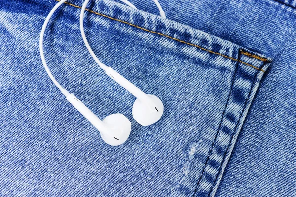 Kot pantolonun arka cebinde kulaklıklar var. Reklam için Alan Arkaplanını Kopyala