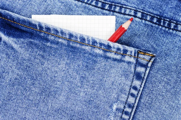 Caderno com lápis vermelho e verde no bolso de jeans — Fotografia de Stock