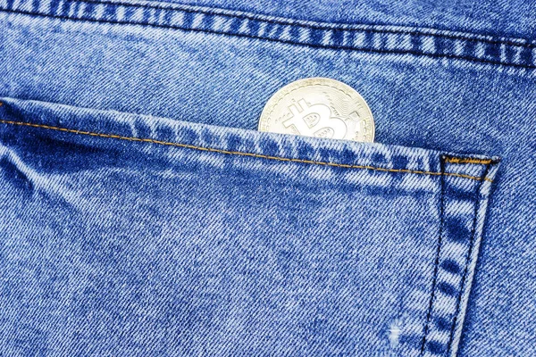 Moneda criptomoneda bitcoin en su bolsillo vaqueros. bitcoin la criptomoneda más popular en el mundo. Imagen tonificada —  Fotos de Stock