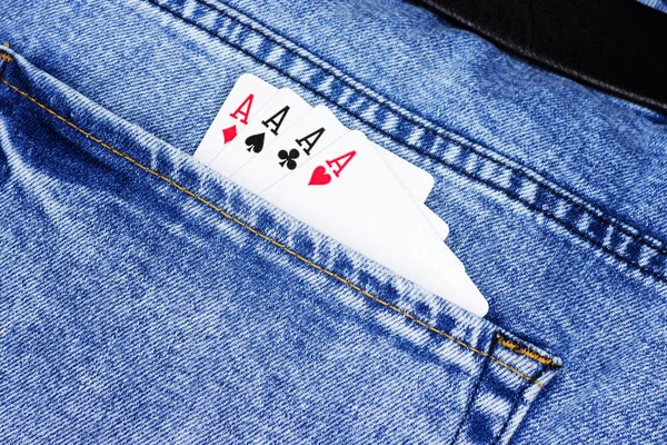 Крупним планом дві карти тузів в джинсових штанях кишені. Концепція удачі, ігри в покер — стокове фото