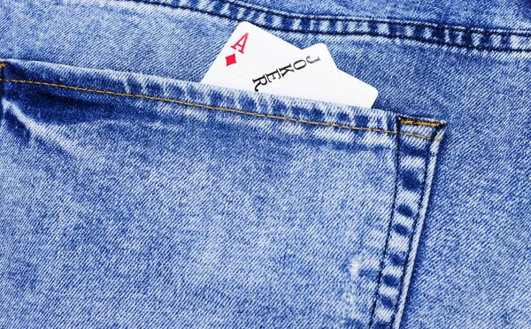 Feche dois ases de cartas no bolso de calças de calça. Conceito de sorte, jogos de poker — Fotografia de Stock