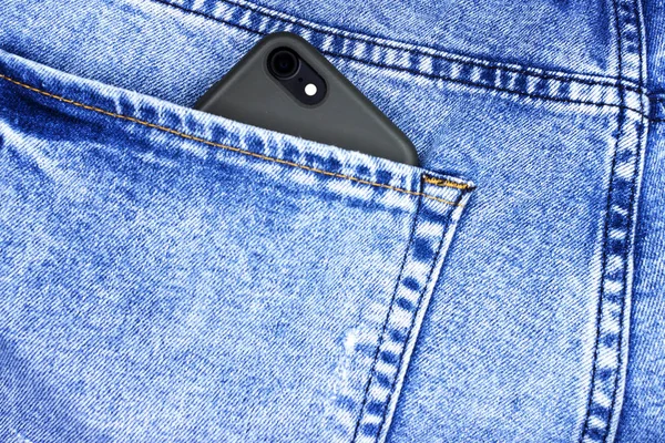 Смартфон у задній кишені блакитних джинсів — стокове фото