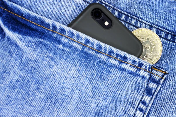 Mobil para veya blockchain teknolojisi veya fintech kullanarak güvenli bir şekilde online ödemeler yapmak için bir cep telefonu kullanımı göstermek için el akıllı telefon uygulaması ortaya çıkan Bitcoins