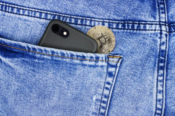 Mobil para veya blockchain teknolojisi veya fintech kullanarak güvenli bir şekilde online ödemeler yapmak için bir cep telefonu kullanımı göstermek için el akıllı telefon uygulaması ortaya çıkan Bitcoins