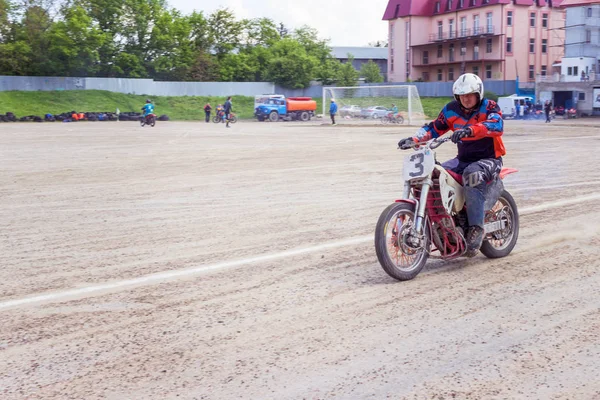 Motocross αναβάτη δημιουργεί ένα μεγάλο σύννεφο της σκόνης και των συντριμμιών — Φωτογραφία Αρχείου