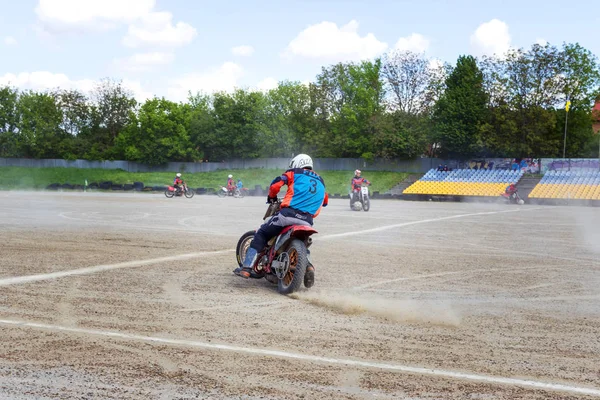 Motocross versenyző létrehoz egy nagy felhő por és törmelék — Stock Fotó