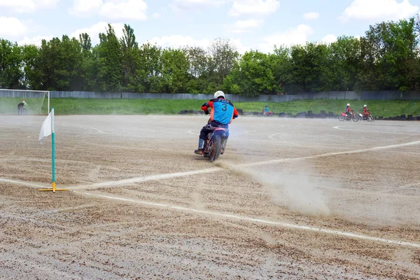 Motocross rider cria uma grande nuvem de poeira e detritos — Fotografia de Stock