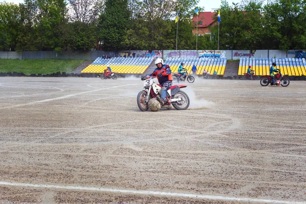 Motocross rider cria uma grande nuvem de poeira e detritos — Fotografia de Stock