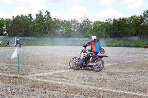 Motocross jezdec vytváří mohutný oblak prachu a nečistot — Stock fotografie