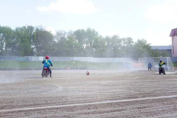 Motocross-Fahrer erzeugt eine große Staub- und Trümmerwolke — Stockfoto