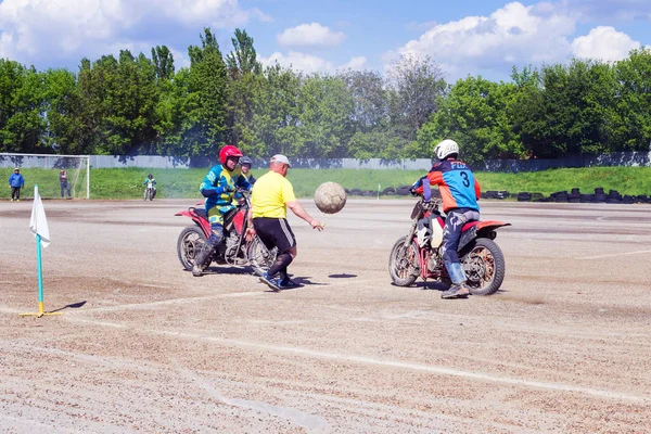 Motocross versenyző létrehoz egy nagy felhő por és törmelék — Stock Fotó