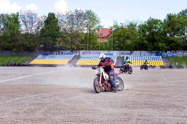 Motocross-Fahrer erzeugt eine große Staub- und Trümmerwolke — Stockfoto