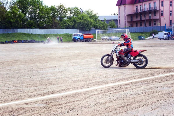 摩托车越野赛车手创建大的尘埃和碎片云 — 图库照片