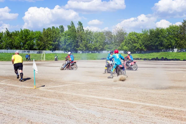 Motocross αναβάτη δημιουργεί ένα μεγάλο σύννεφο της σκόνης και των συντριμμιών — Φωτογραφία Αρχείου