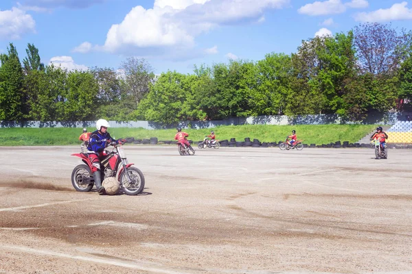 Motocross-Fahrer erzeugt eine große Staub- und Trümmerwolke — Stockfoto