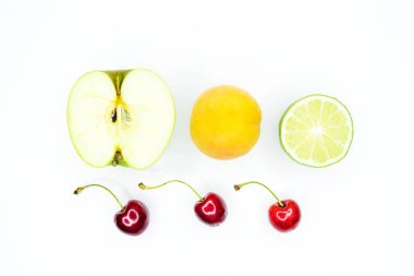 Taze sebzeler ve meyveler beyaz arka planda, üst manzara