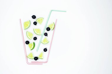 Sebze ve meyve smoothies Beyaz ahşap zemin üzerine payet ile cam şişelerde ürün yelpazesine. Taze organik Smoothie maddeler. Superfoods ve sağlık veya detoks diyet gıda kavramı.