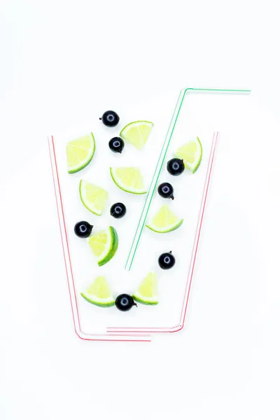 Kreativ layout platt lay gjorda av frukter och papper kopp med dricksvatten halm mot pastell rosa bakgrund. — Stockfoto