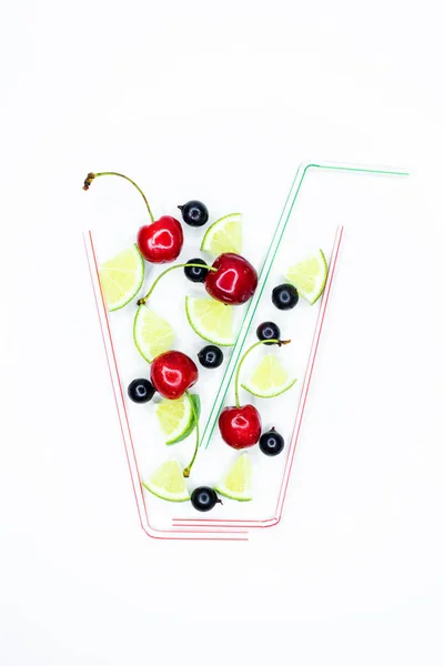 Sortiment av frukt och grönsaker smoothies i glasflaskor med sugrör på vit trä bakgrund. Färska ekologiska Smoothie ingredienser. Superfoods och hälsa eller detox diet mat koncept. — Stockfoto