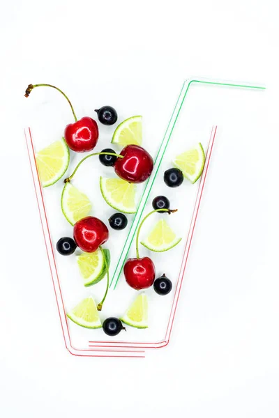 Kreativ layout jordgubbs-lemonad ingredienser-citron, mynta, bär som faller i glas gjort med cocktail strån på grön bakgrund. Sommar drinkar. Minimal matkoncept. Selektivt fokus. Kopiera utrymme — Stockfoto