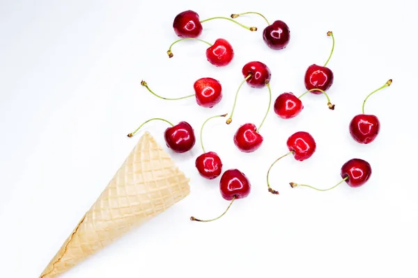 Färsk frukt i glass kottar på en mörk bakgrund — Stockfoto