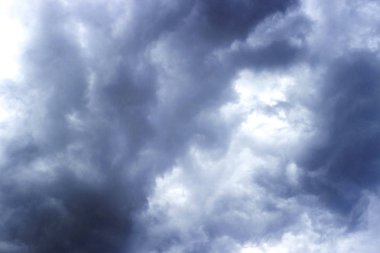 Fırtına bulutları ufka doğru hareket ediyor ve bir fırtınanın habercisi.